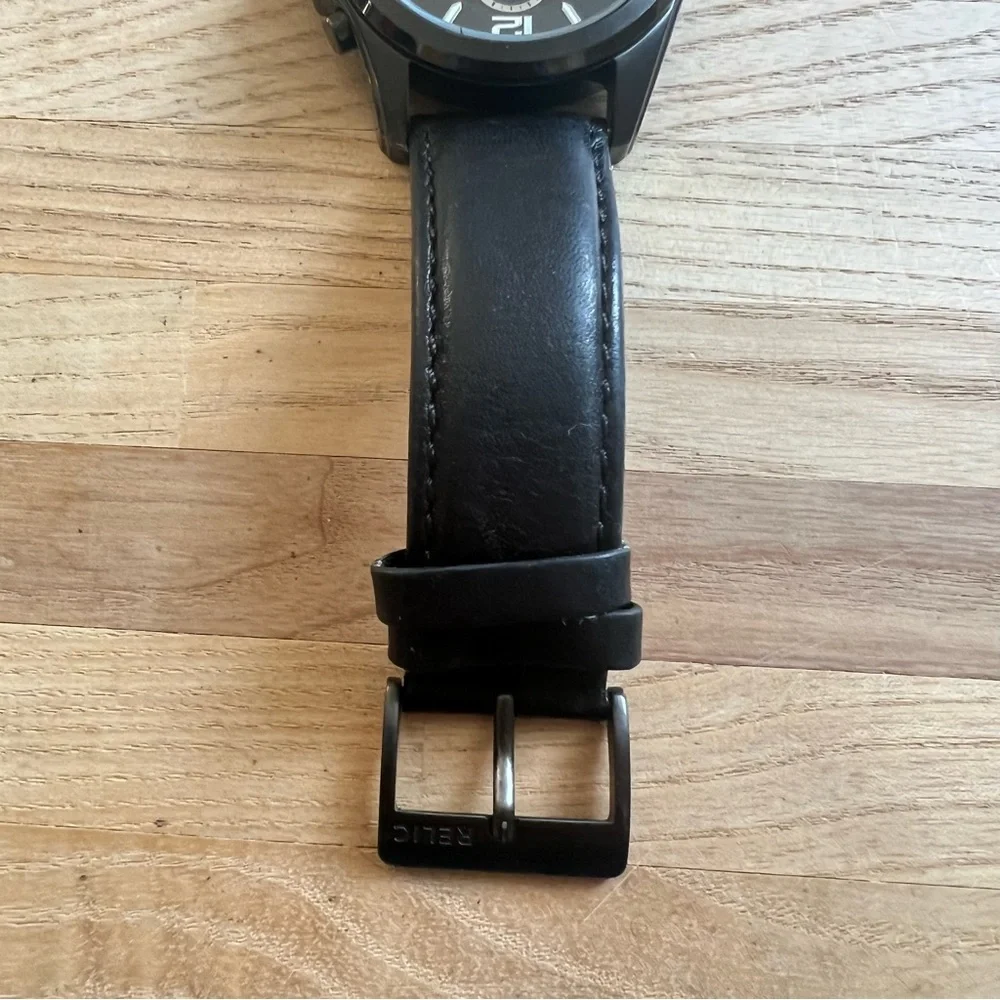 Relic mens black dial black leather watch NEW BATTERY